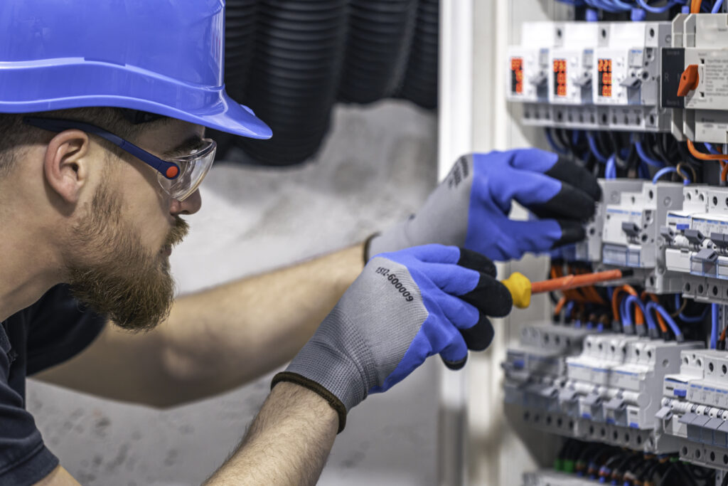 Leia mais sobre o artigo Manutenção preventiva no setor naval: A importância das conexões elétricas